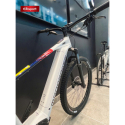Гірський електровелосипед MONDRAKER-Prime, crystal white/midnight blue/flame red - Електричний гірський велосипед, Стать - УНІСЕКС, Спорт - Велоперегони, Склад матеріалу - рама: алюміній; інші частини: синтетичний матеріал, Період використання - Літо, Маркування - Пропозиції за лояльність, Маркування - Новинка, сезон - SS25, Категорія - Електричний гірський велосипед, Рама - Prime Xtralite 6061 Full Butted Alloy, Forward Geometry, внутрішня зйомна батарея, конічна головна труба, Boost 12x148mm задня вісь, інтегрований датчик швидкості на дропауті, Розміри - XS: 380mm / S: 390mm / M: 430mm / L: 470mm / XL: 510mm, Вилка - RockShox Recon Silver RL 29, 120mm, Motion control, Solo Air, конічний рульовий шток, Boost 15x110mm ось, 32mm сталеві ніжки, 42mm офсет.
